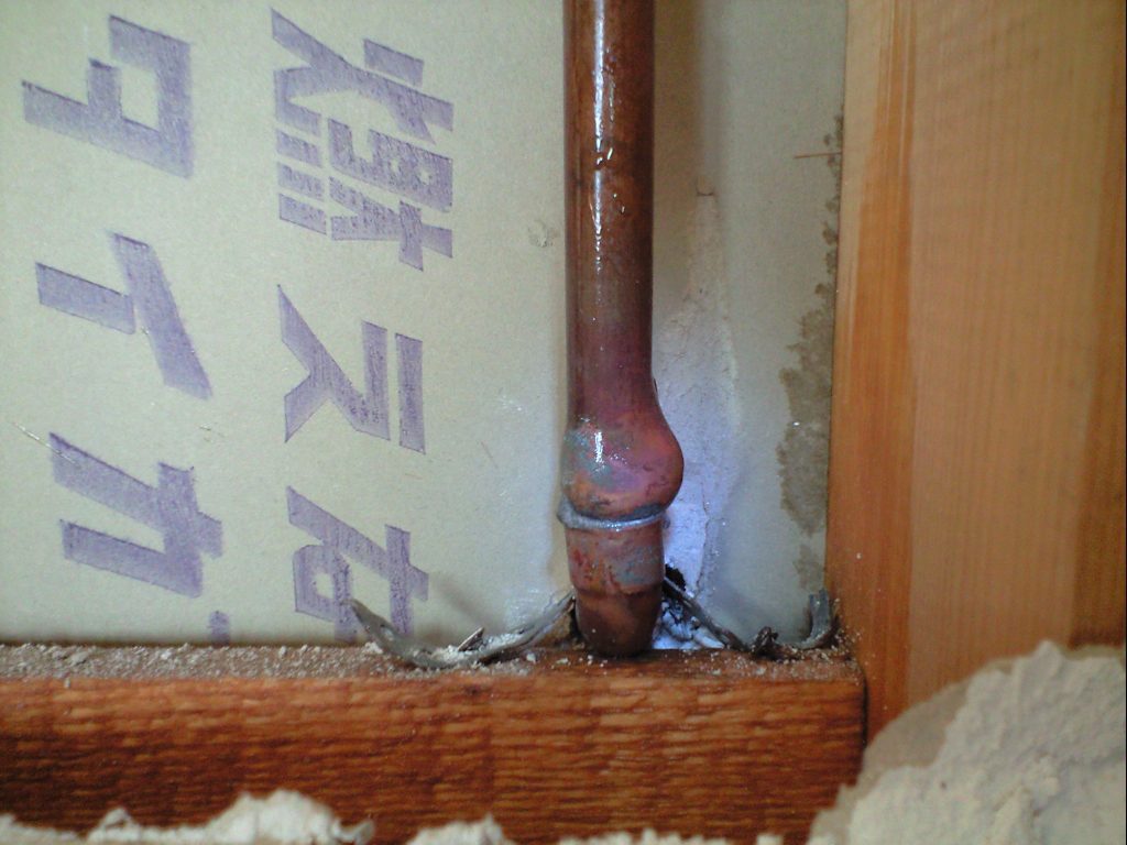 水道管凍結による給水管の破裂です。