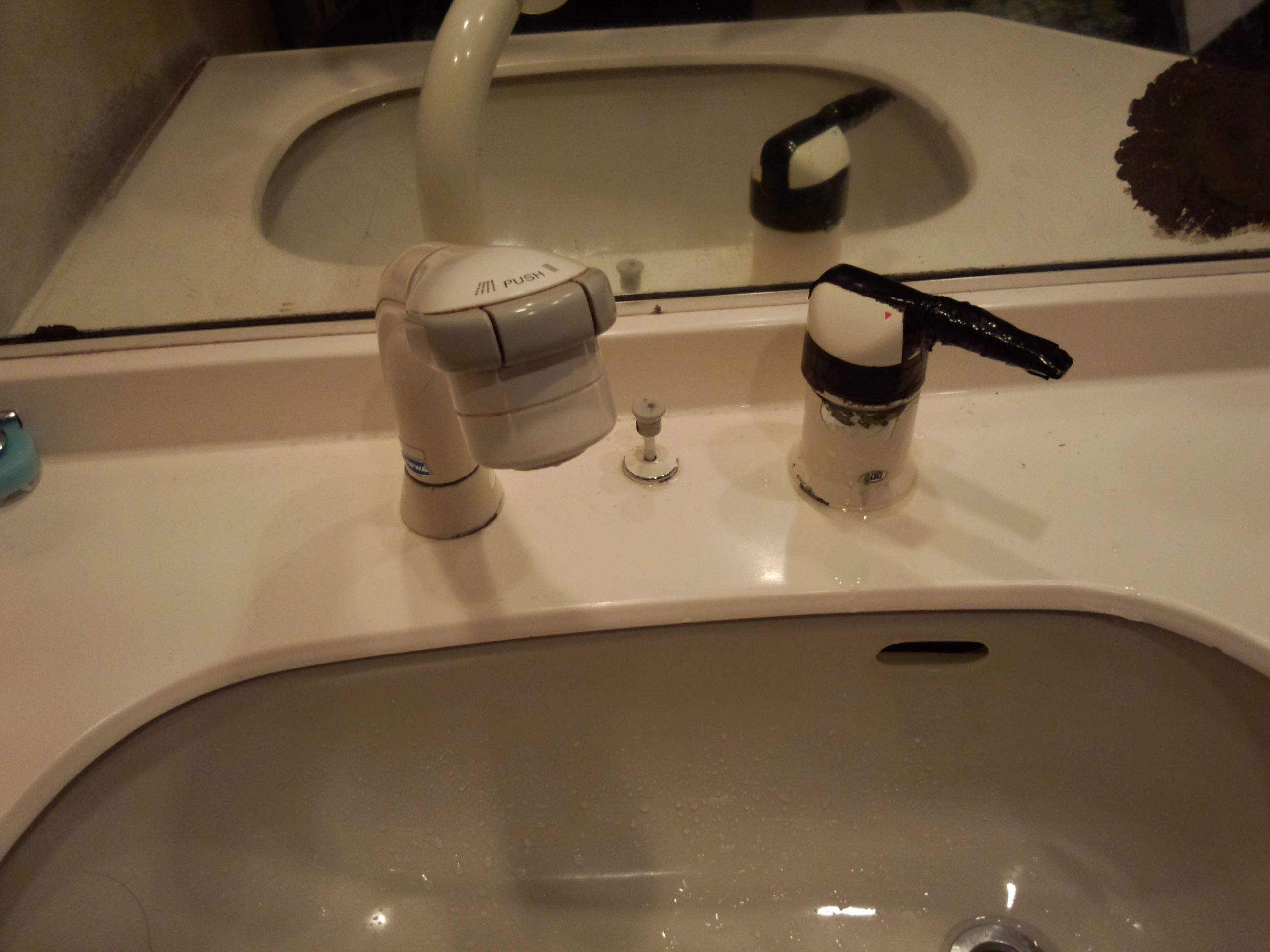 KVKシャワー混合栓　水漏れ修理です。