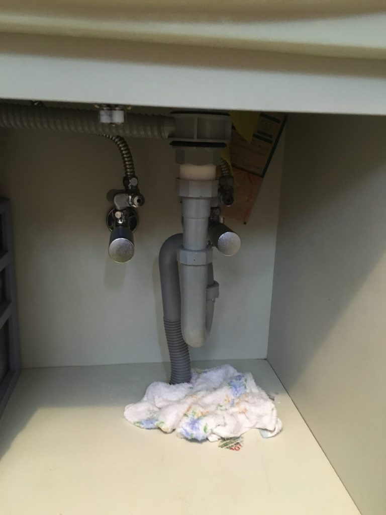 洗面台排水管水漏れ,洗面化粧台排水トラップ水漏れ