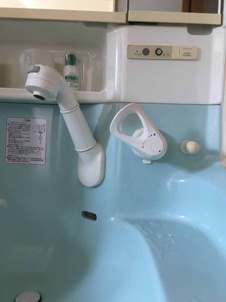 札幌市北区でのシャンプードレッサー水漏れ修理 パナソニック洗面台シャワー水漏れ