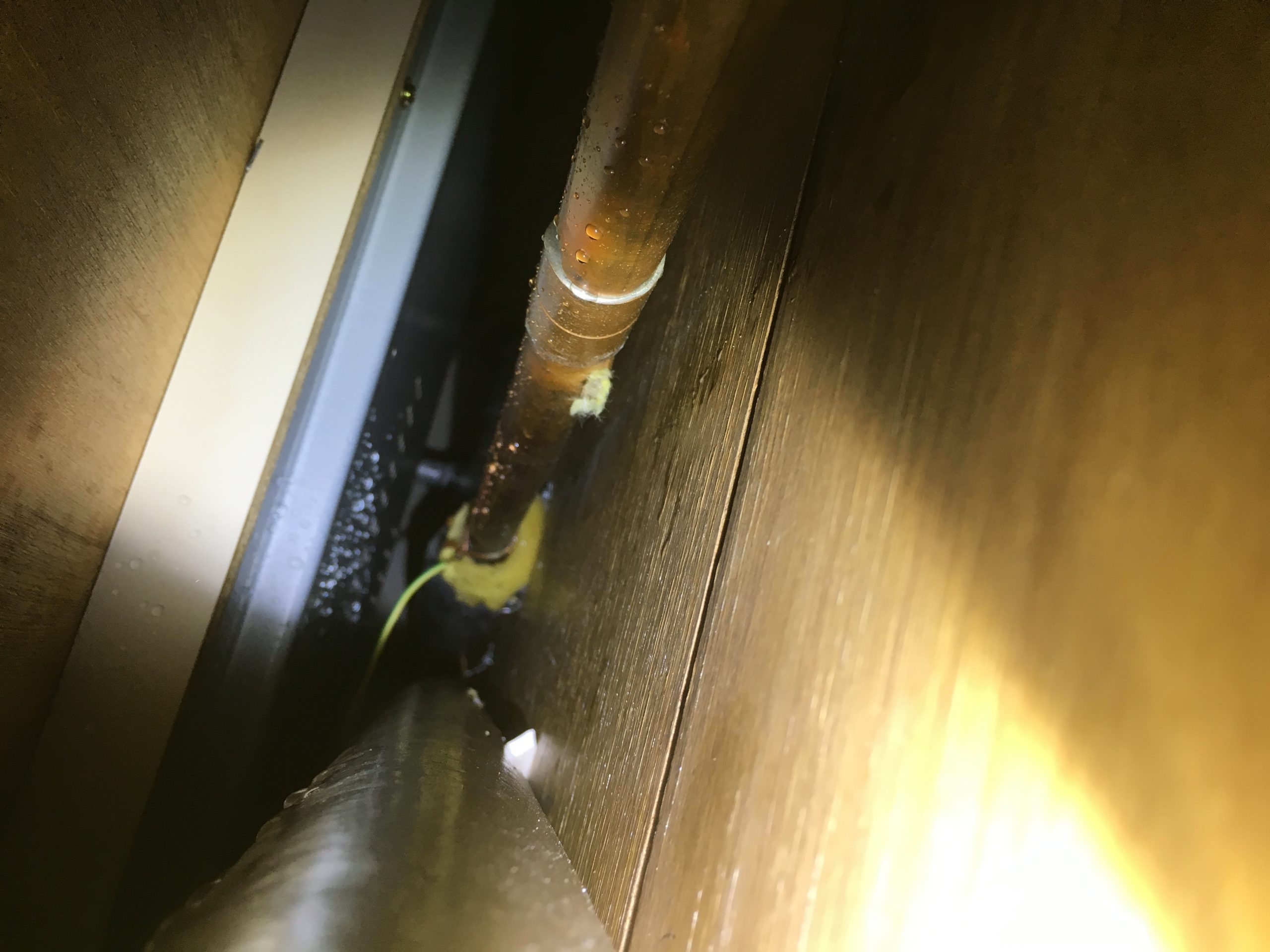 キッチン裏銅管ピンホール修理，隠ぺい配管水漏れ修理