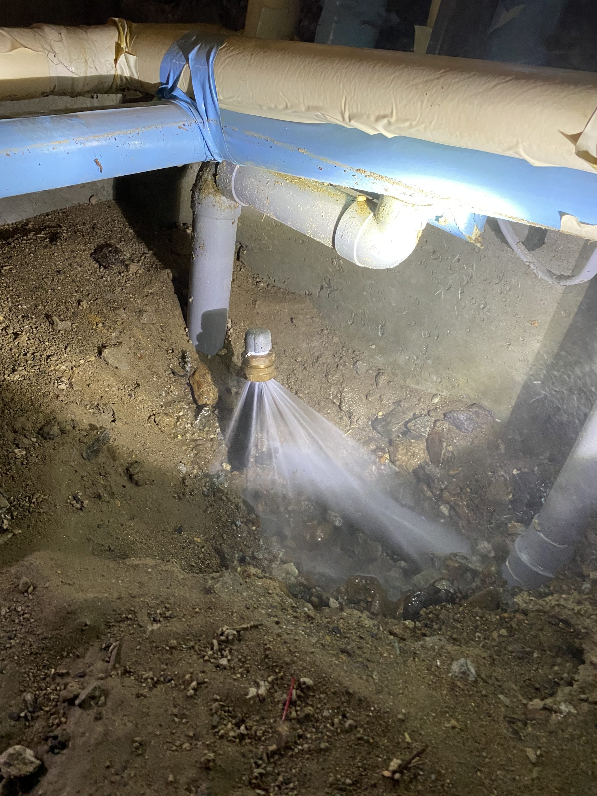 床下水道管に亀裂、ポリ立ち上がり管から水道の水漏れ