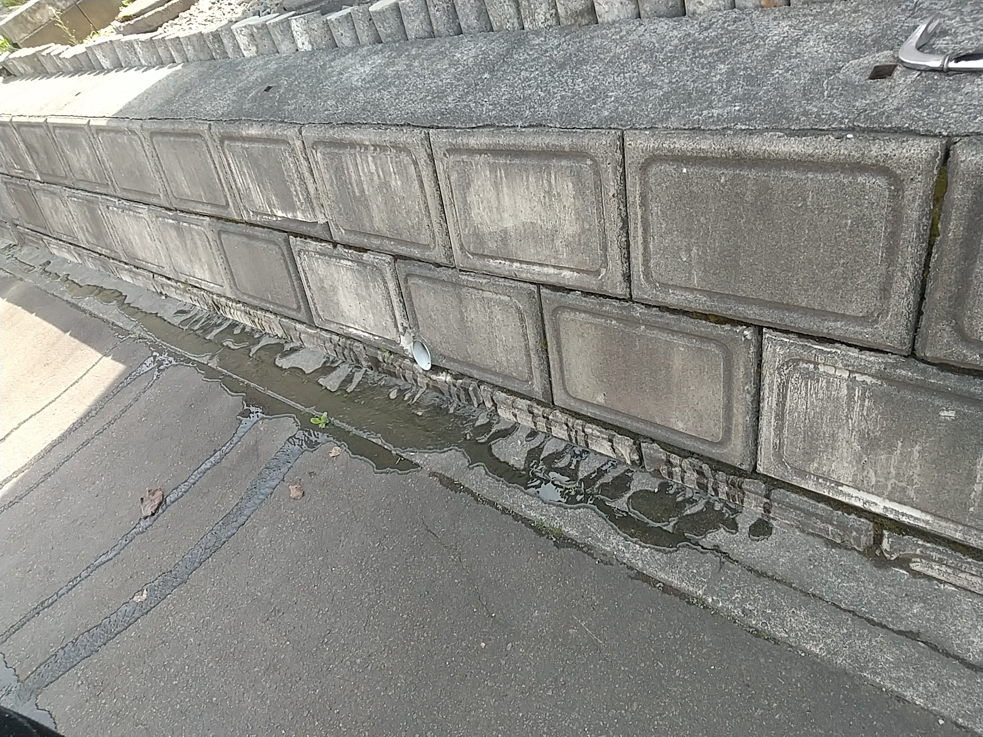 札幌市西区風呂排水が道路に水漏れ