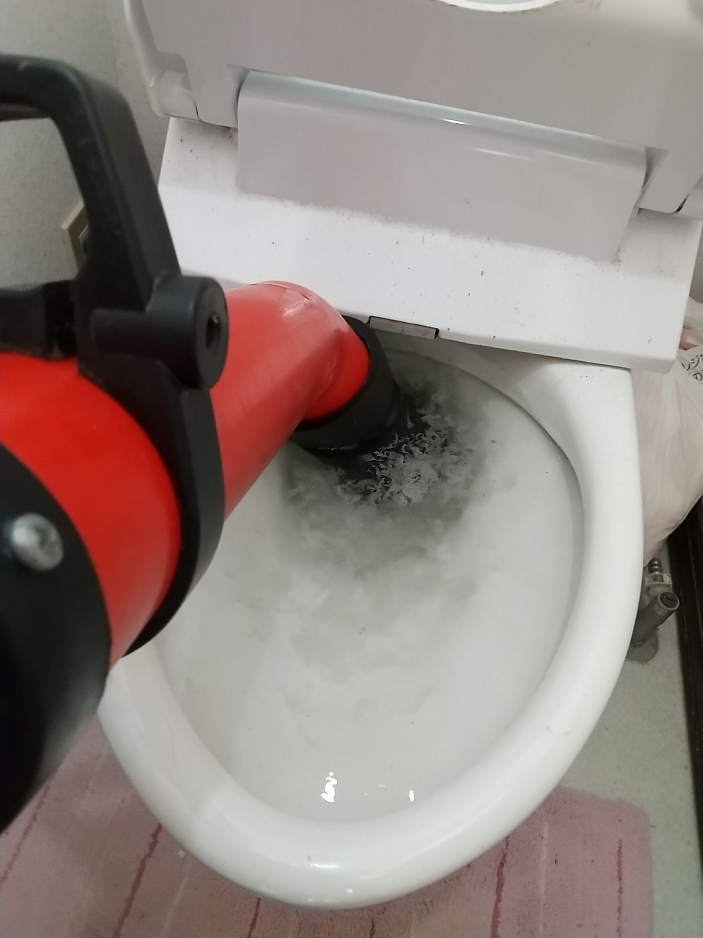 トイレつまり除去　ローポンプ使用