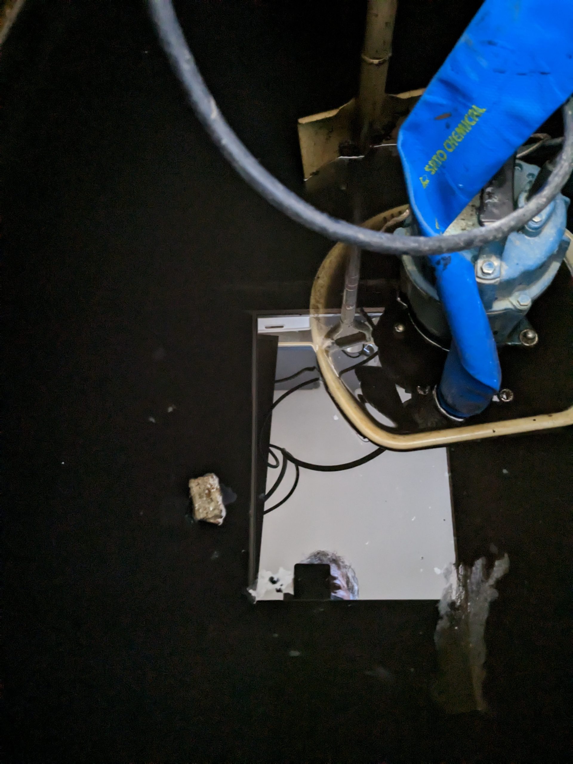 台所排水管つまり除去　キッチンの床下にたまった排水